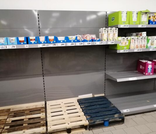 Milch weg leeres Regal im Supermarkt