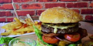 Burger mit Pommes und Dip.