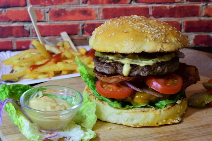 Burger mit Pommes und Dip.