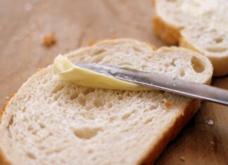 Margarine auf einem Brot.