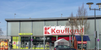 Kaufland-Filiale mit Parkplätzen