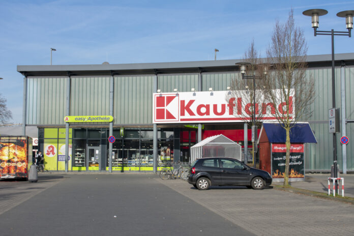 Kaufland-Filiale mit Parkplätzen