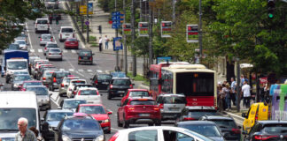 Verkehr mit Autos mit Stau