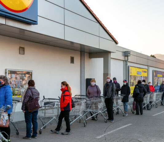 Schlange vor Supermarkt