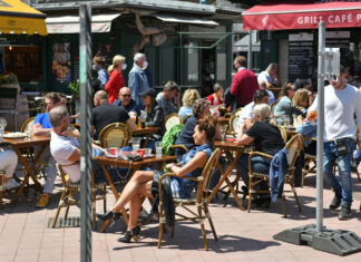 Gäste an einem Cafe im Sommer