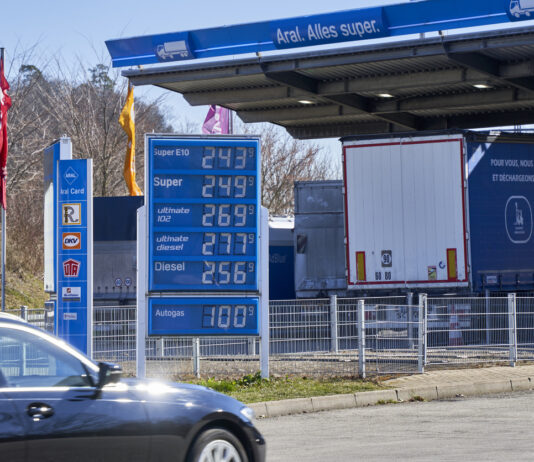 Preisschild an Tankstelle