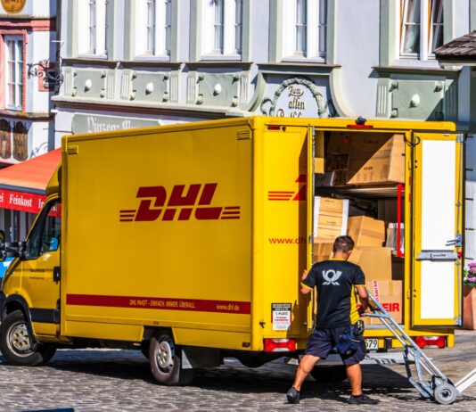 Paketlieferung mit Auto.