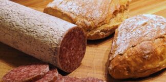 Aufgeschnittene Salami mit Brot.