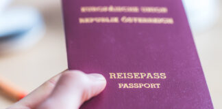 Reisepass in Hand