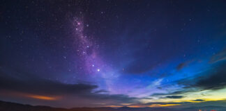 Schöner Himmel nachts. Perseiden sind am Himmel zu sehen als Naturspektakel, das man einmal im Jahr jeweils im August in den Nächten am Himmel beobachten kann.