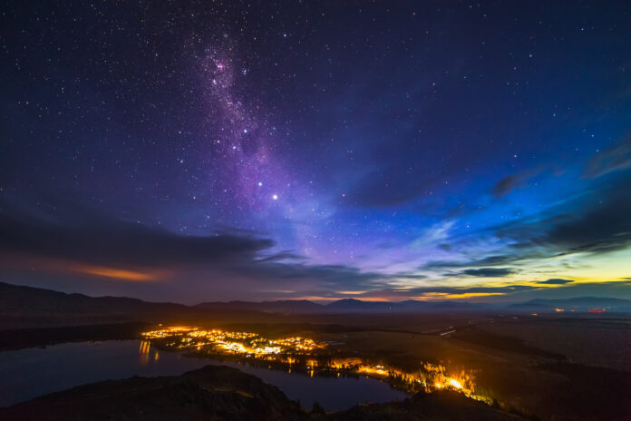 Schöner Himmel nachts. Perseiden sind am Himmel zu sehen als Naturspektakel, das man einmal im Jahr jeweils im August in den Nächten am Himmel beobachten kann.