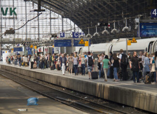 Masse an einem Bahnhof.