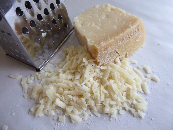 Parmesan gerieben und am Stück.