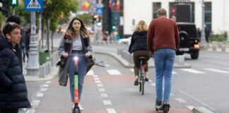 Frau fährt mit E-Scooter.