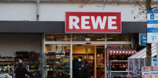 Rewe-Filiale mit Kunden