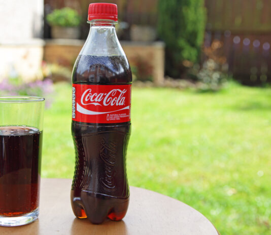 Cola Flasche und Glas stehen auf dem Tisch