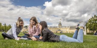 Menschen im Schlossgarten Karlsruhe