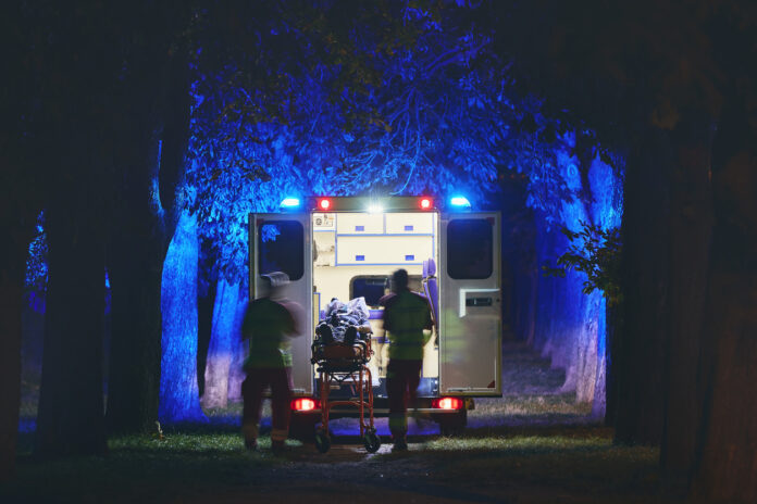 Krankenwagen nachts an Wald