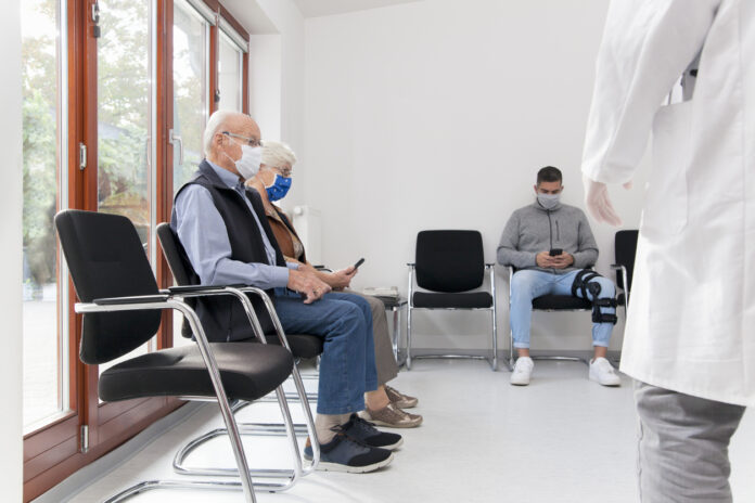 Mehrere Patienten befinden sich im Wartezimmer bei einem Arzt