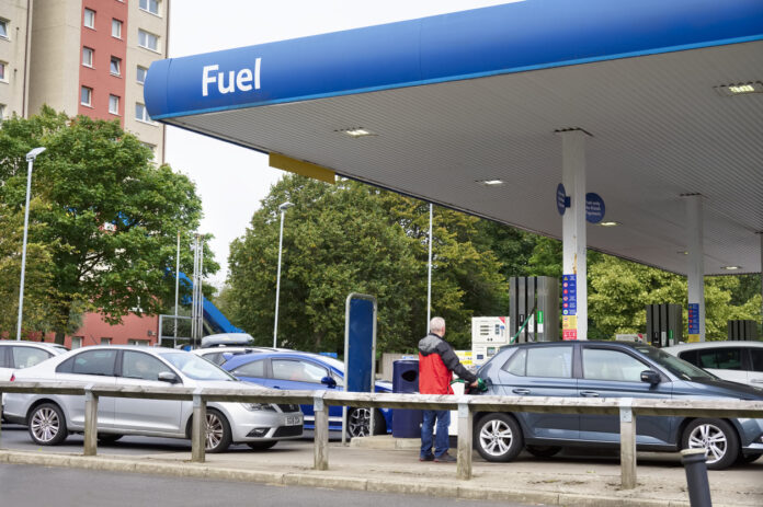 Schlange an Tankstelle