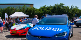 Polizeiauto von Tesla. Das ist ein E-Auto oder Elektroauto der Polizei, die damit auf Streife ist und Kontrollen durchführt im Sinne des Klimaschutz.