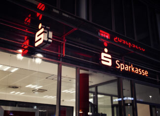 Sparkassen-Filiale bei Nacht