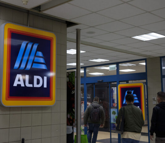 Kunden bei Aldi am Eingang.