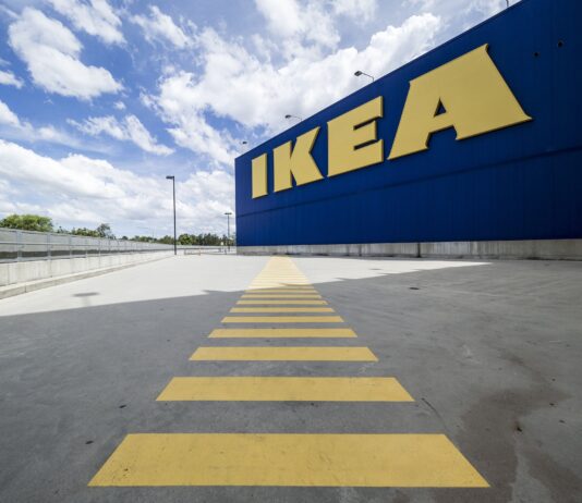 Ikea Parkplatz im Sommer.