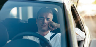 Autofahrer mit Frust im Auto.