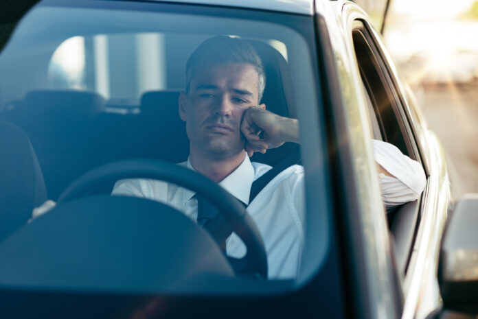 Autofahrer mit Frust im Auto.