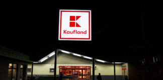 Kaufland nachts mit Logo