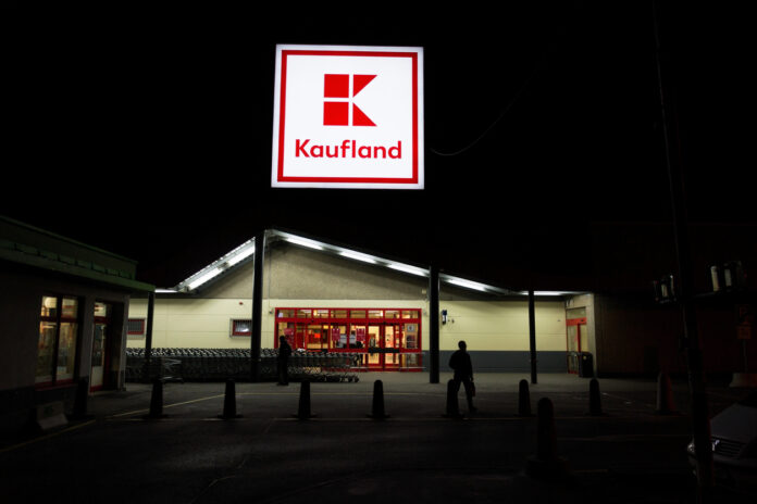 Kaufland nachts mit Logo