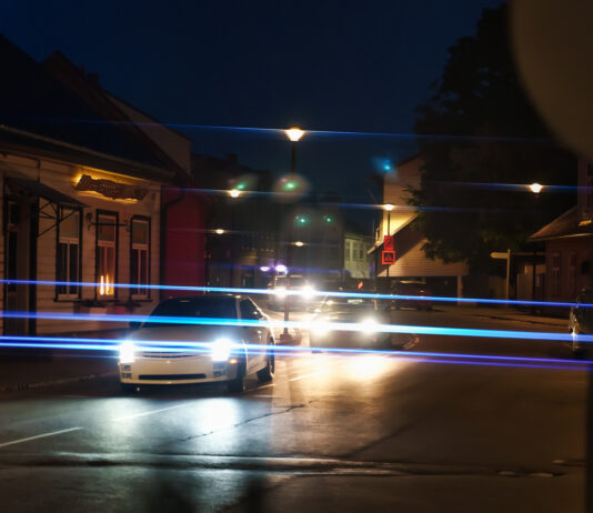 Autos fahren in der Nacht.