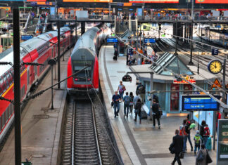 Ein einfahrender Zug im Bahnhof.