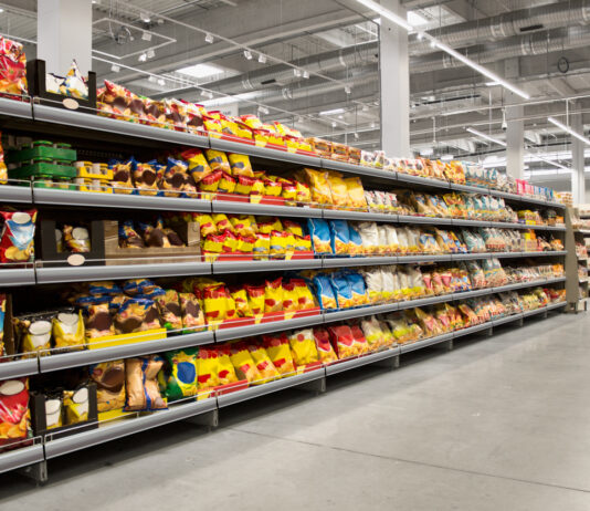 Snackregal im Supermarkt.