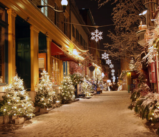 Verschneite Straße, weihnachtlich dekoriert.