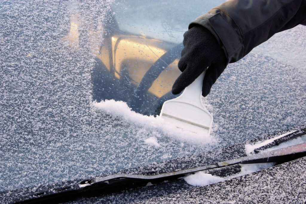 Schnee und Kälte: Autoscheibe einfach freikratzen - Bußgelder drohen