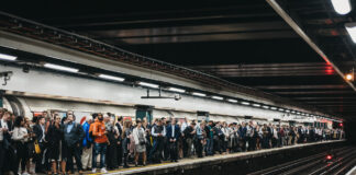 Fahrgäste warten am Bahnsteig.