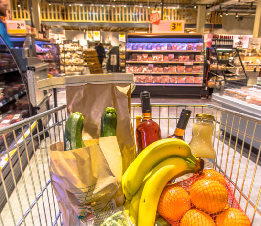 Voller Einkaufswagen im Supermarkt.