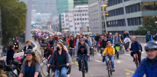 Radfahrer demonstrieren für bessere Radwege.