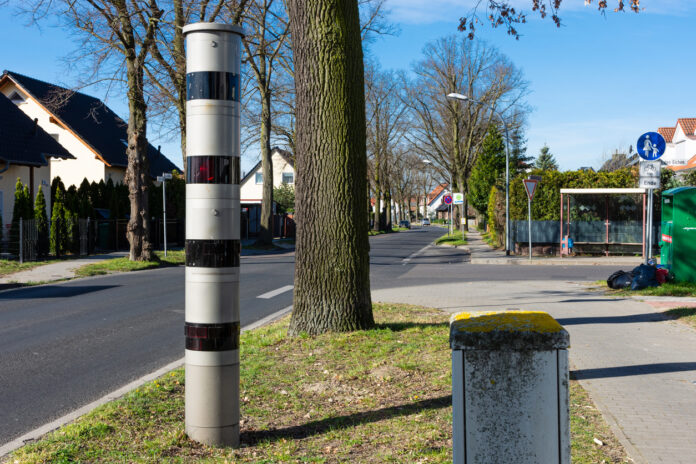 Blitzersäule auf einer Landstrasse