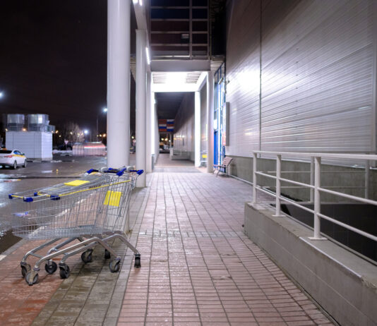 Supermarkt nachts mit Einkaufswagen