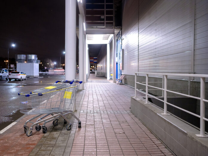 Supermarkt nachts mit Einkaufswagen