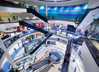 Modernes Shoppingcenter mit Rolltreppen