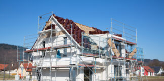 Ein Einfamilienhaus wird gebaut.