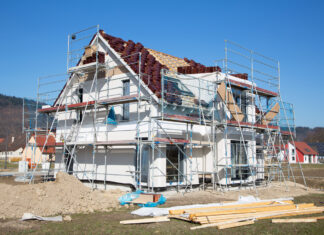 Ein Einfamilienhaus wird gebaut.