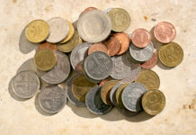 Alte DM-Münzen Markstücke. Die Münzen liegen alle zusammen auf einem Tisch. Es handelt sich um Bargeld und verschiedene Münzen, die heute nur noch einen Sammlerwert haben. Einige der Münzen sind begehrte Sammlerstücke geworden.