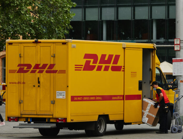 DHL-Lehrer liefert Pakete