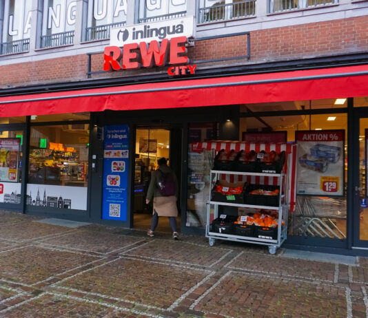 Der Eingang von Rewe.