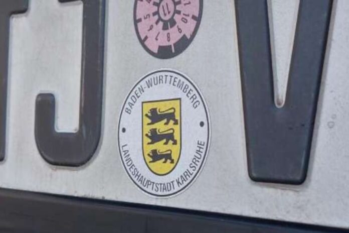 Kennzeichen mit Karlsruhe mit Plakette.